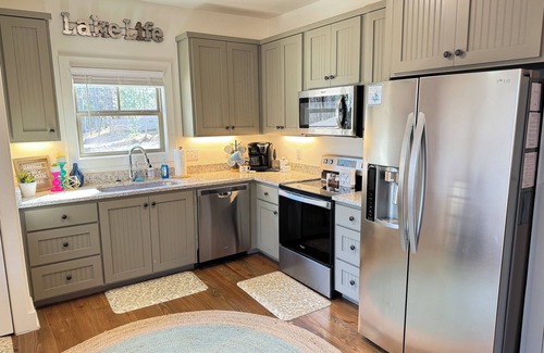 Eclectic Cabina | Cozy 2-bedroom cabin near Lake Martin