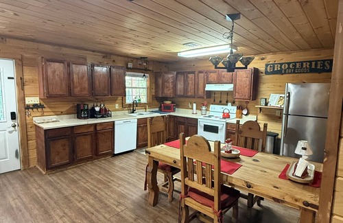 Brookeland Cabina | Cozy 2-Bedroom Cabin in the Heart of Rayburn Country Resort