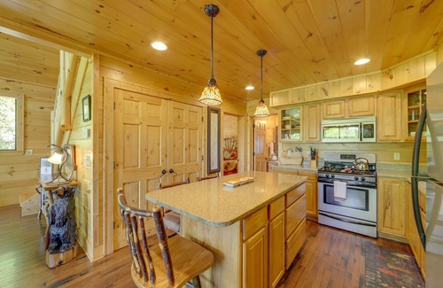 Bryson City Cabina | Cozy 2-bedroom cabin w/Mountain Views!!