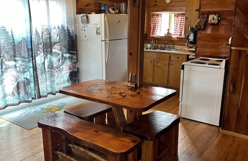 Limestone Cabina | Cozy 2 bedroom cabin on a 20 acre lake