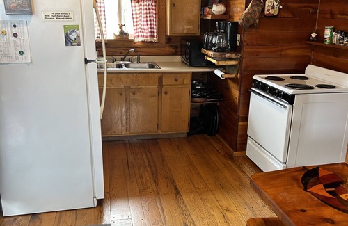 Limestone Cabina | Cozy 2 bedroom cabin on a 20 acre lake