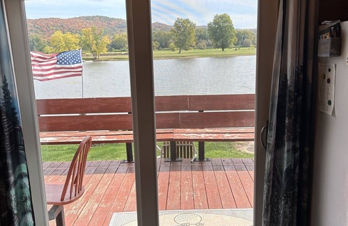 Limestone Cabina | Cozy 2 bedroom cabin on a 20 acre lake