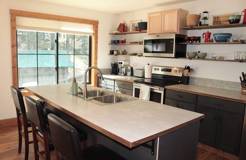 Cle Elum Cabina | Cozy 2-bedroom cabin with WiFi, AC in adorable Cle Elum