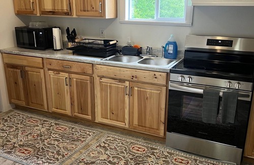 Bluewell Cabina | Cozy 2-bedroom cabin with WiFi, AC in delightful Rock. 2 minutes from trails.