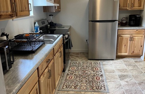 Bluewell Cabina | Cozy 2-bedroom cabin with WiFi, AC in delightful Rock. 2 minutes from trails.