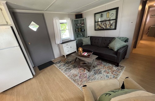 Laketon Alquiler De RV | Cozy 2-bedroom campground in peaceful Claypool with AC, WiFi. Overlooking lake
