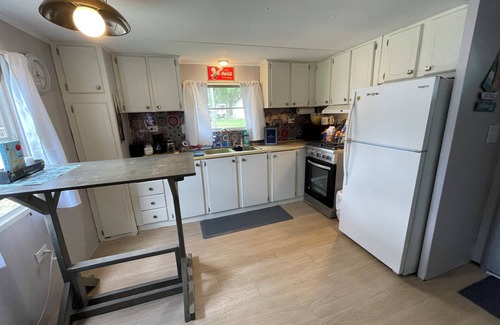 Laketon Alquiler De RV | Cozy 2-bedroom campground in peaceful Claypool with AC, WiFi. Overlooking lake