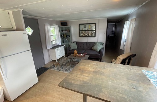 Laketon Alquiler De RV | Cozy 2-bedroom campground in peaceful Claypool with AC, WiFi. Overlooking lake