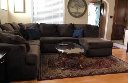 Green Tree Casa | Cozy 2-bedroom Cape Cod - Pittsburgh City-Line
