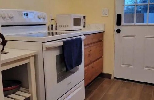 Barrio Hollywood Casa | Cozy 2 bedroom Casita with private fenced in yard