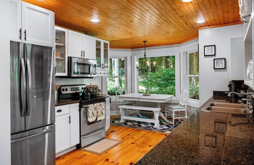 Traverse City Cabaña | Cozy 2-bedroom cottage - PET FRIENDLY