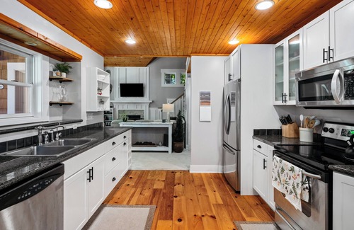 Traverse City Cabaña | Cozy 2-bedroom cottage - PET FRIENDLY