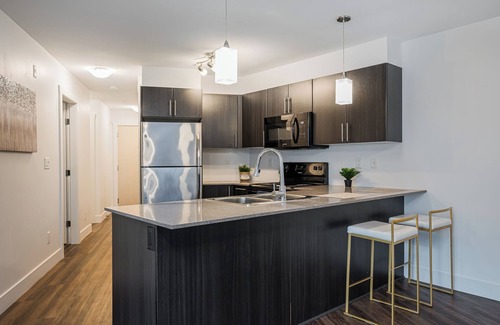 Abbotsford Apartamento | Cozy 2 bedroom Condo - walking distance to down town Abby. Dog Friendly!