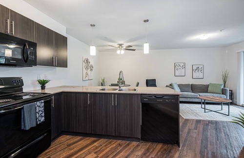 Abbotsford Apartamento | Cozy 2 bedroom Condo - walking distance to down town Abby. Dog Friendly!