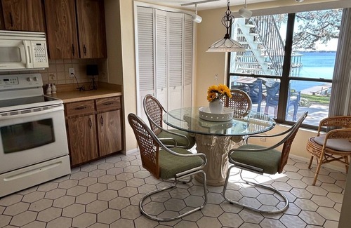 Lake Placid Condominio | Cozy 2-bedroom condo with dock access - Lake front on Lake June!