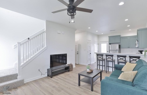 Abilene Condominio | Cozy 2-bedroom condo in Abilene with WiFi, AC & Garage