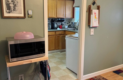 South Amherst Condominio | Cozy 2-bedroom condo near town of Amherst and five colleges