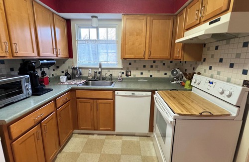 South Amherst Condominio | Cozy 2-bedroom condo near town of Amherst and five colleges
