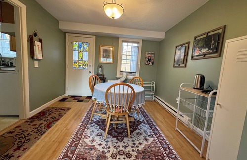 South Amherst Condominio | Cozy 2-bedroom condo near town of Amherst and five colleges