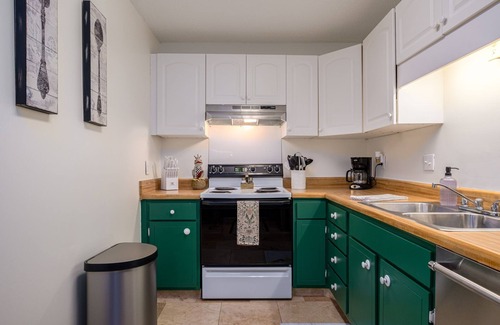 Vestavia Hills Condominio | Cozy 2-bedroom condo in the heart of Homewood/Vestavia, minutes from Samford/UAB