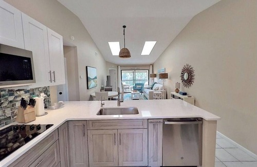 Biggar Condominio | Cozy 2-bedroom condo with A/C, WiFi, & canal access in Fort Myers, new to VRBO!