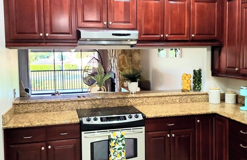 Biggar Condominio | Cozy 2-bedroom condo in gorgeous Fort Myers with WiFi, AC