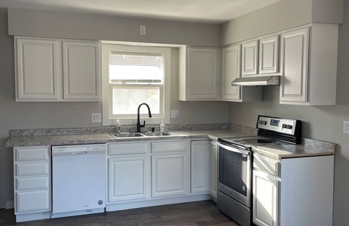 Janesville Condominio | Cozy 2-bedroom condo in charming Janesville with AC