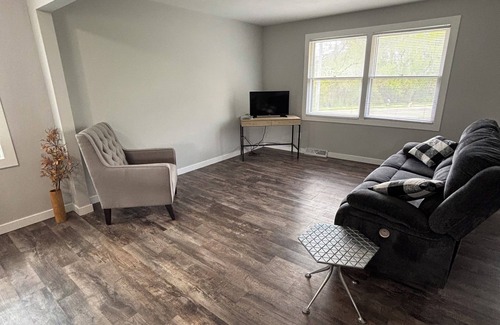 Janesville Condominio | Cozy 2-bedroom condo in charming Janesville with AC