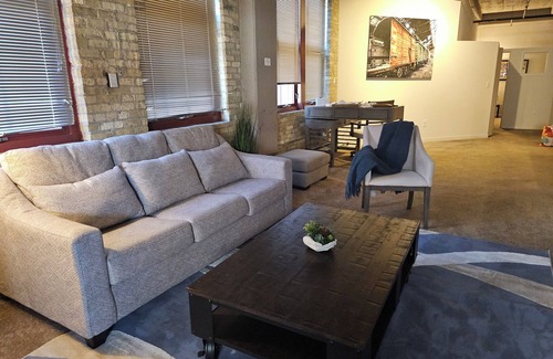 East Town Condominio | Cozy 2-bedroom condo in charming Milwaukee with fitness room, WiFi