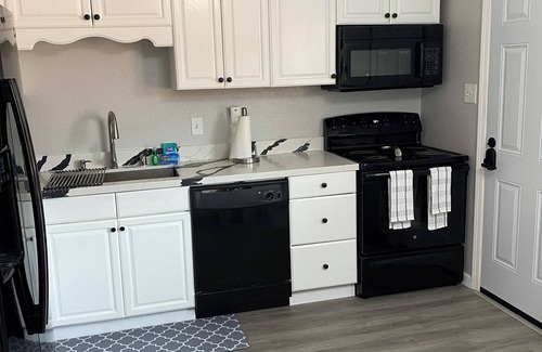 Arden-Arcade Apartamento | Cozy 2-bedroom corporate apartment in lovely Sacramento with AC, WiFi , 2