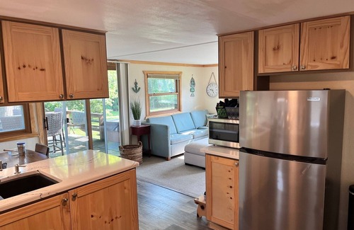 Winneconne Cabaña | Cozy 2-bedroom cottage in Charming Winneconne with water access.