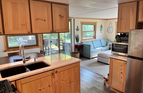 Winneconne Cabaña | Cozy 2-bedroom cottage in Charming Winneconne with water access.