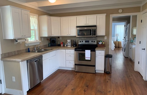 Round Top Casa | Cozy 2 Bedroom Cottage - 3/4 Mile to Round Top Center!