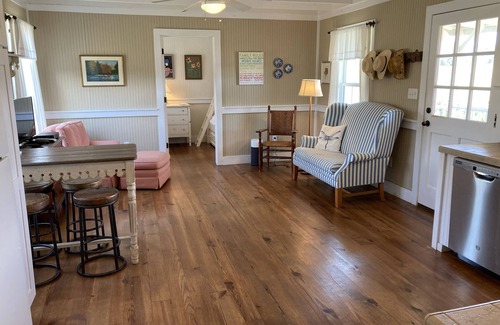 Round Top Casa | Cozy 2 Bedroom Cottage - 3/4 Mile to Round Top Center!