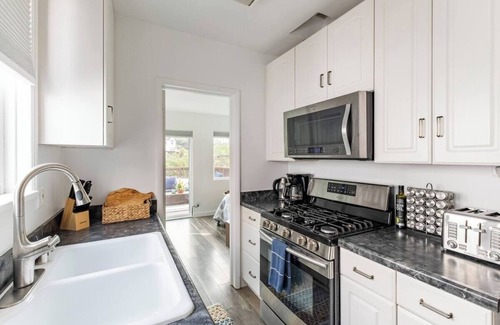 Middletown Cabaña | Cozy 2 Bedroom Cottage with Bay View