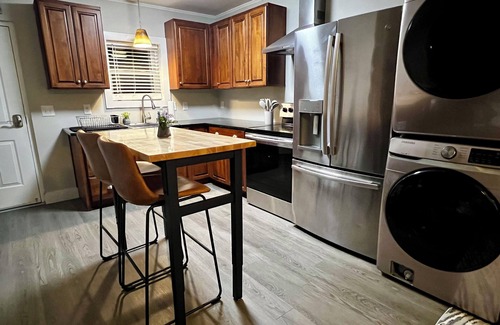 Southport Cabaña | Cozy 2-bedroom cottage with AC and WiFi in enjoyable Southport