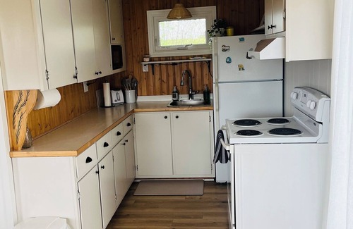 O'Leary Cabaña | Cozy 2-bedroom cottage in lovely Mill River East with WiFi, AC