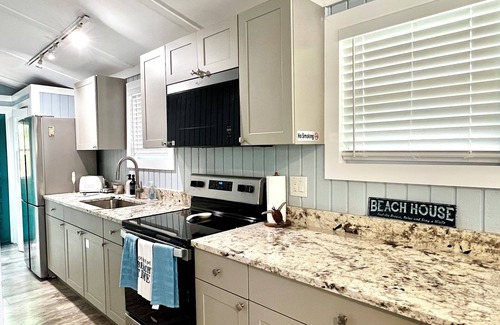 Key West Historic District Cabaña | Cozy 2-bedroom cottage in Old Town Key West, with shared pool