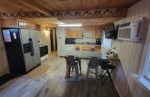 Shawano Cabaña | Cozy 2-bedroom Cottage - Trail access to Loon Lake