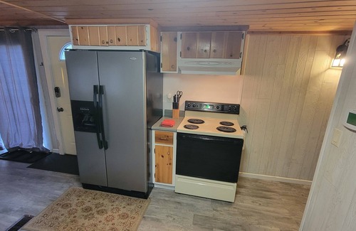Shawano Cabaña | Cozy 2-bedroom Cottage - Trail access to Loon Lake