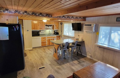Shawano Cabaña | Cozy 2-bedroom Cottage - Trail access to Loon Lake