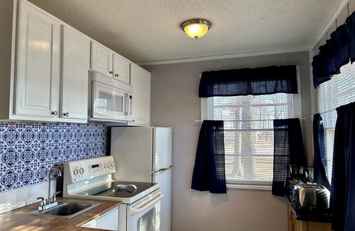 Santee Cabaña | Cozy 2-bedroom Cottage with Deck and Lake View