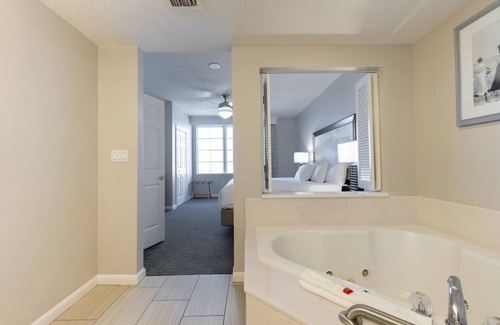 Seabreeze Historic District Complejo | Cozy 2-bedroom Deluxe Suite in lovely Daytona Beach!