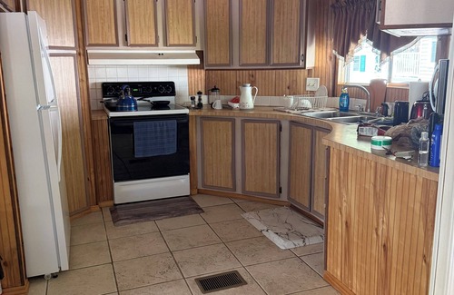 Vero Beach Casa | Cozy 2-bedroom double-wide home in charming Vero Beach with AC