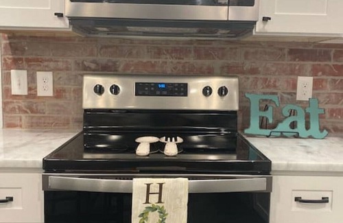 Smyrna Casa | Cozy 2-bedroom Farmhouse with parking on premise