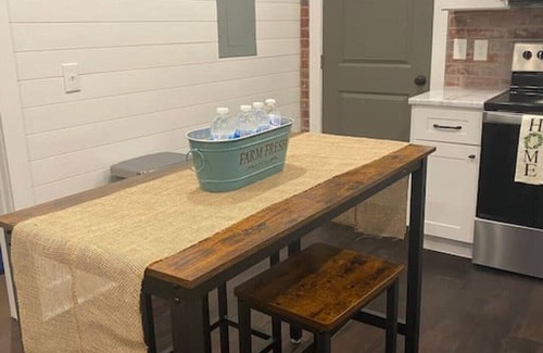 Smyrna Casa | Cozy 2-bedroom Farmhouse with parking on premise