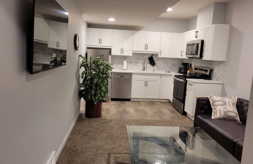 Southeast Calgary Apartamento | Cozy 2 bedroom Guest Suite in Calgary- Family friendly!