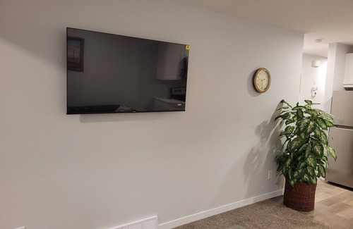 Southeast Calgary Apartamento | Cozy 2 bedroom Guest Suite in Calgary- Family friendly!