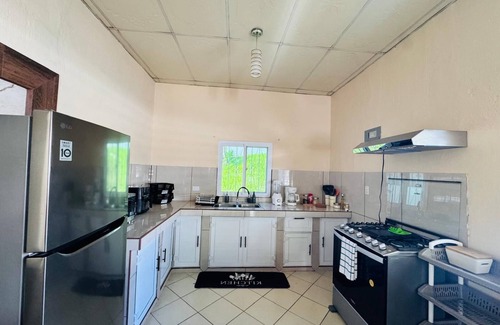 Izabal Casa | Cozy 2-bedroom house in welcoming Puerto Barrios with AC