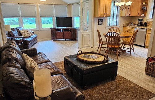 Oaks Corners Casa | Cozy 2-bedroom home in welcoming Geneva with WiFi, AC